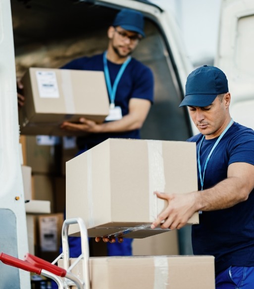 Personal de Viatela Carga Masiva realizando carga de cajas desde un vehículo de transporte, representando nuestro servicio logístico responsable, seguro y oportuno.