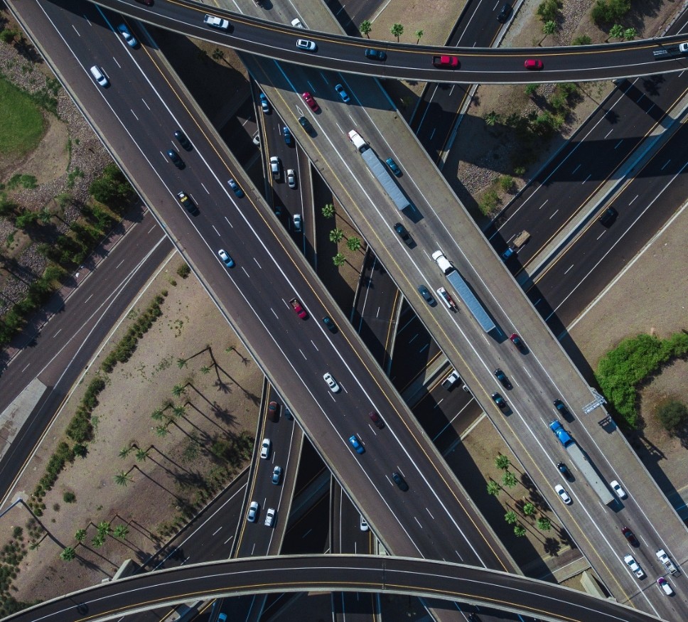 Red de autopistas con tráfico vehicular donde operan rutas de transporte de Viatela Carga Masiva, garantizando logística eficiente y segura.